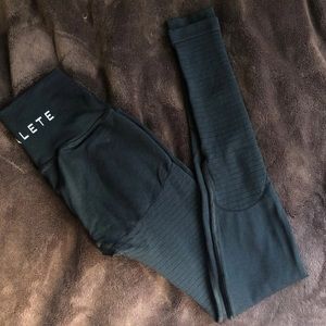 Black alphalete leggings in Xs